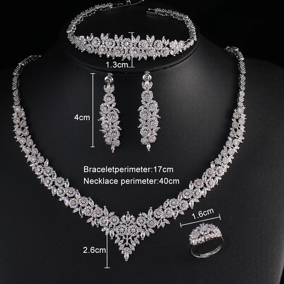 Ensemble boucles d'oreilles de mariée en zircon avec pompons. Sublimez votre look nuptial. Élégance et éclat pour un mariage inoubliable. Un bijou précieux.