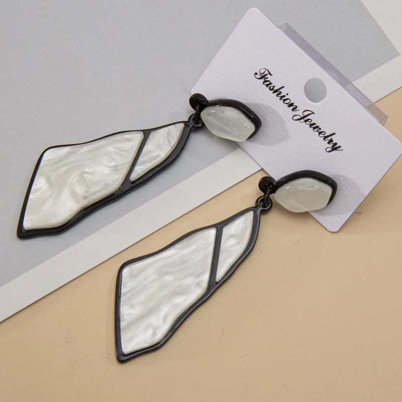 Pendientes coreanos estilo flor para mujer, diseño floral coreano, ideales para looks femeninos y a la moda, realzan tu estilo.