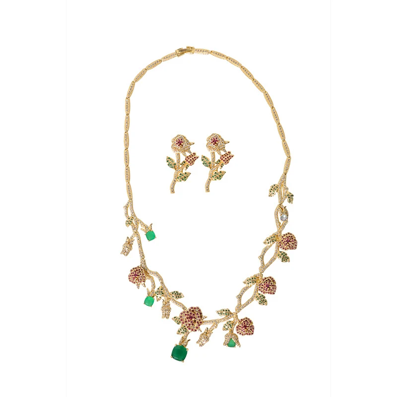 Ensemble collier et boucles d'oreilles floral de haute qualité pour mariée. Sublimez votre mariage avec cet accessoire unique.
