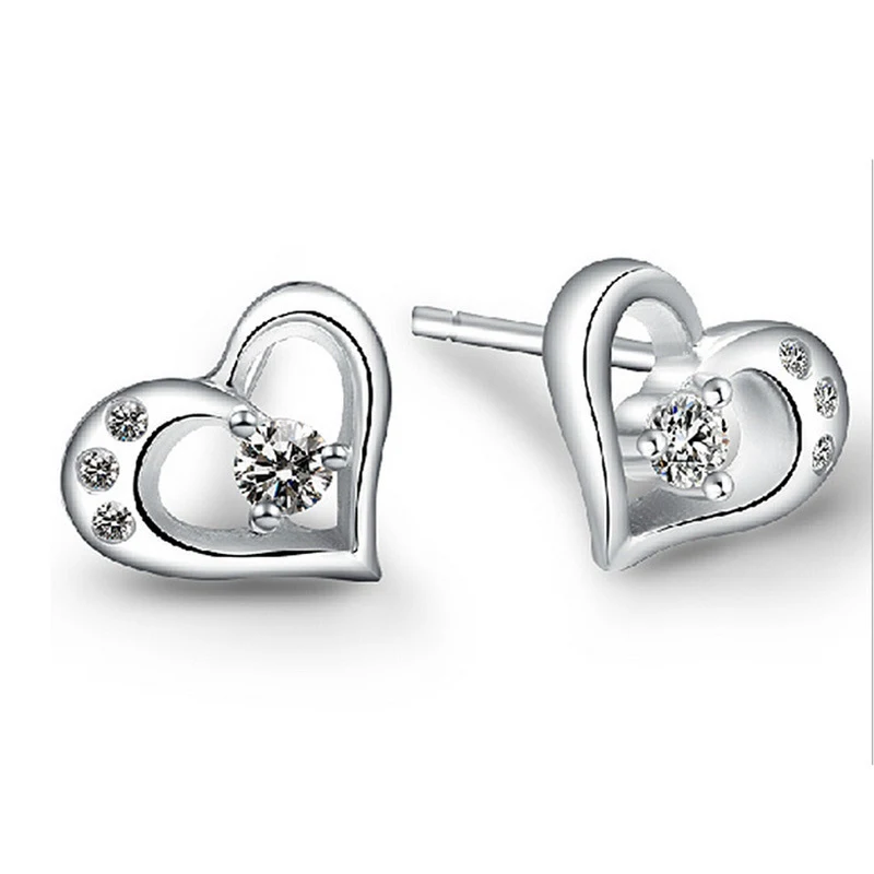 Boucles d'oreilles clous cœur simples en argent sterling 925 pour femmes. Un bijou discret, élégant et idéal pour un cadeau.