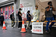 People queue at a walk-in coronavirus disease (Covid-19) testing site in Melbourne, Australia January 5, 2022. 