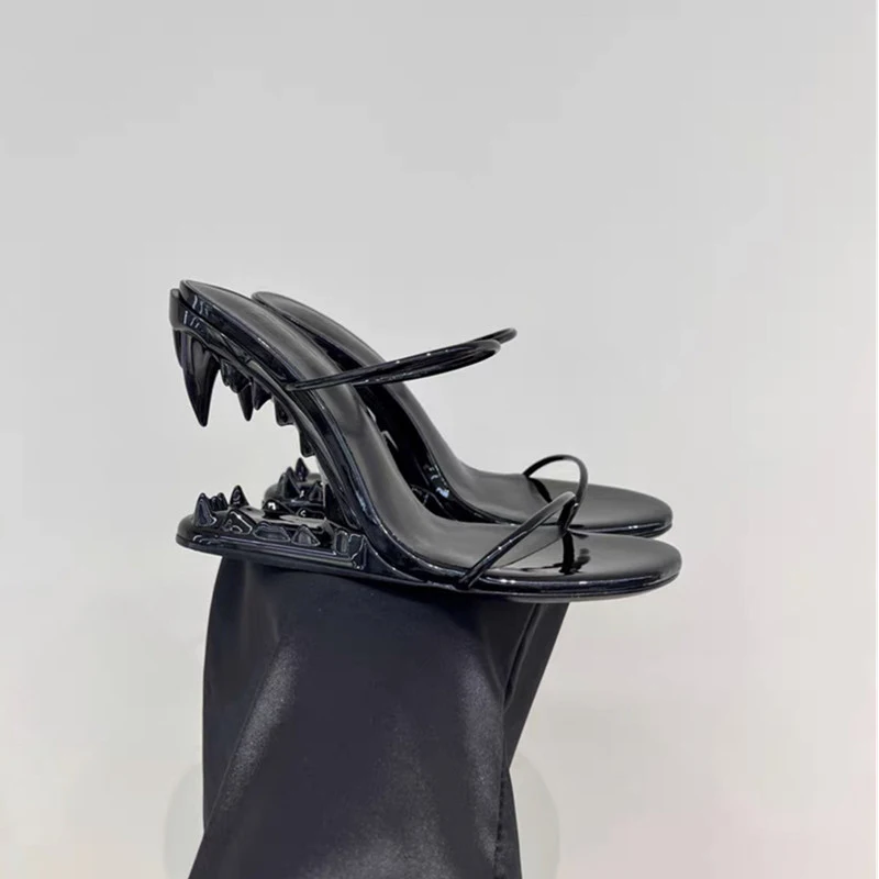 Sandales à talons hauts et crocs métalliques, un look audacieux et stylé. Affirmez votre style avec ces sandales uniques et tendance.
