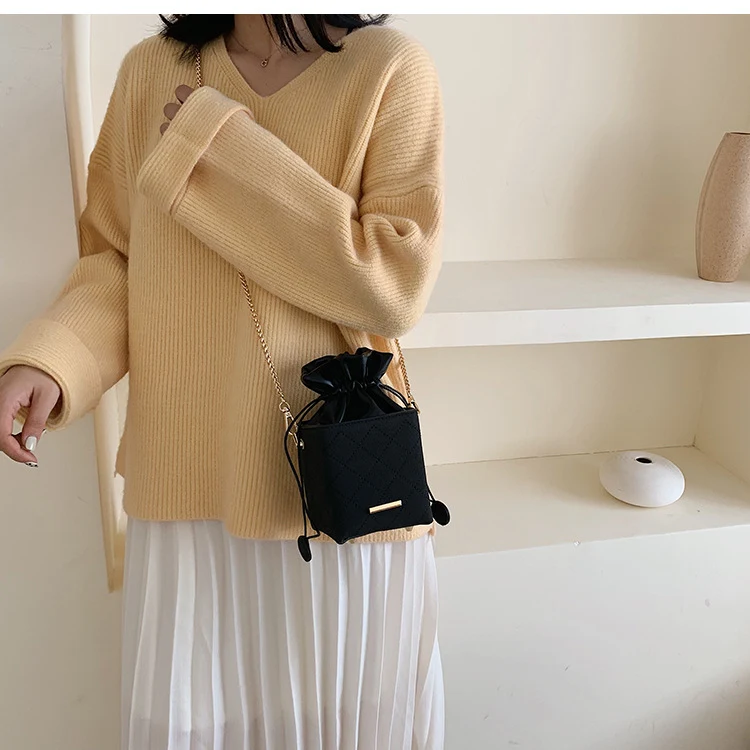 Borsa a tracolla con catena, perfetta per portare con stile l'essenziale, ideale per ogni occasione, comoda e sicura per te.