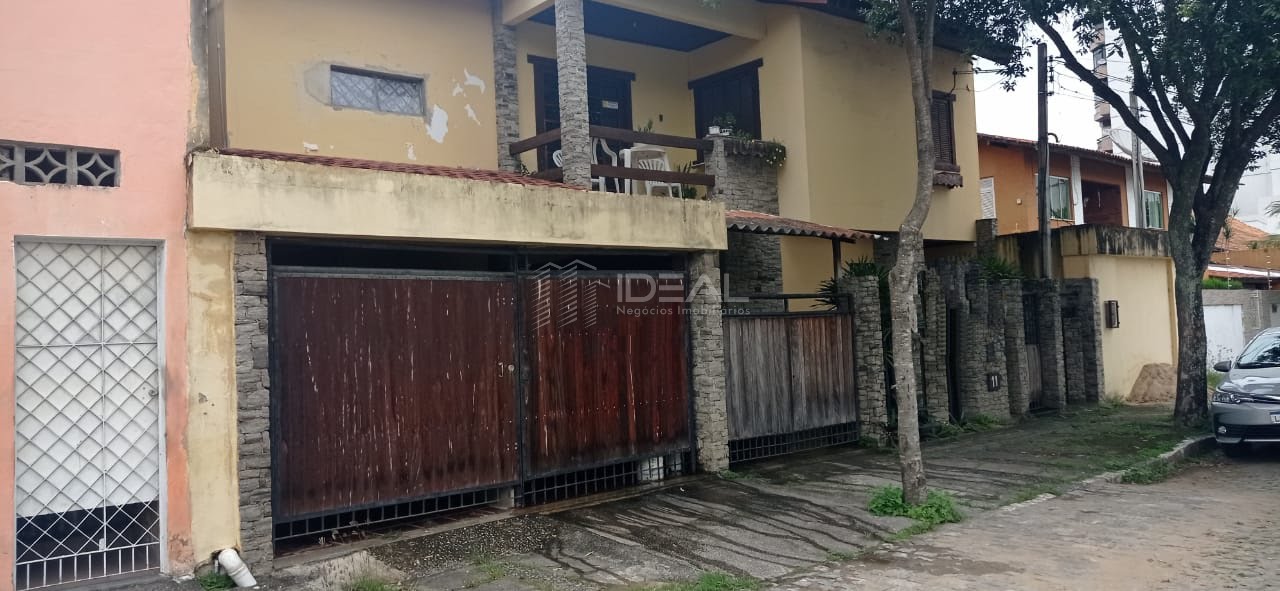 Ótima casa duplex de 02 quartos em área central e nobre de Campos. Casa precisando de algumas reformas cód 16110