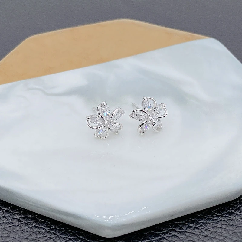 Oorhangers met vijfbladige bloem van ingelegd zirkonium, eenvoudig en stijlvol. Perfect om elke outfit op te fleuren, ideaal voor dagelijks gebruik.