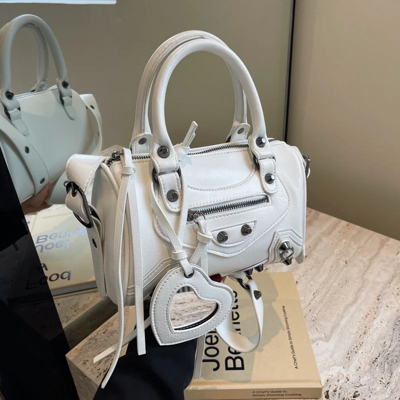Draagbare crossbody schoudertas met kwastjes en klinknagels, kussenvorm, handig voor onder de arm, stijlvol en trendy.
