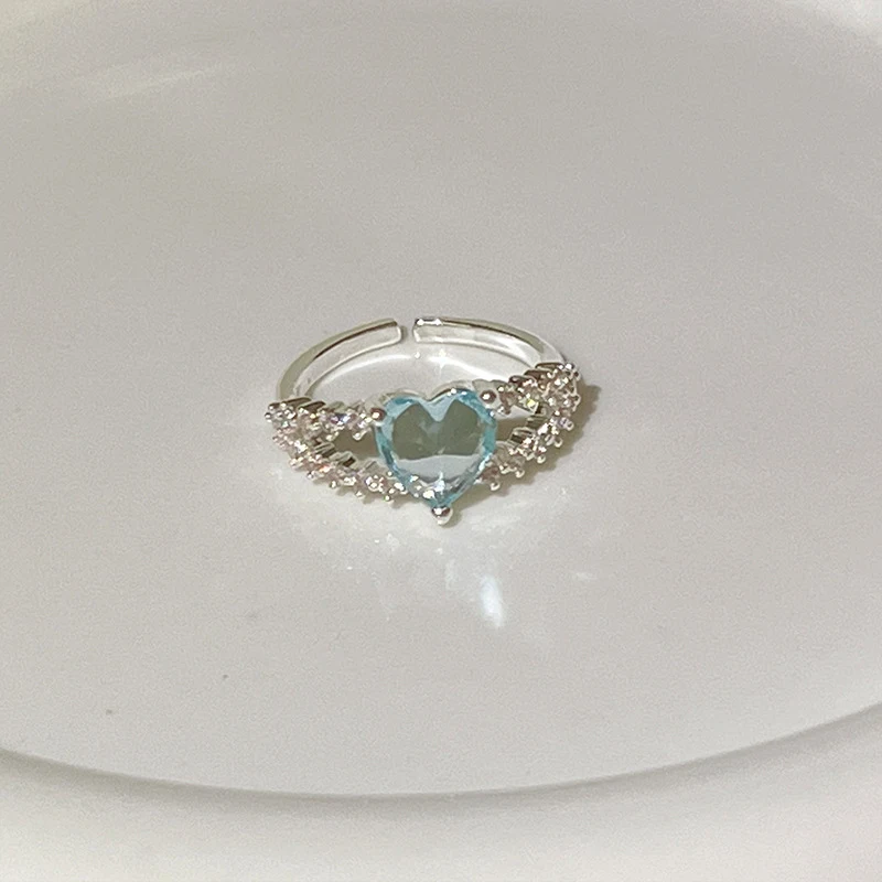 Anel Premium de Zircônia para Mulher, Luxo Leve. Adicione um toque de brilho e sofisticação ao seu visual com este anel elegante.