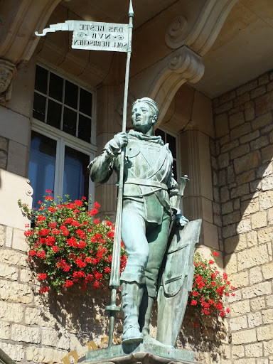 Rathaus Statue