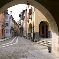 Nel silenzio del borgo. di 