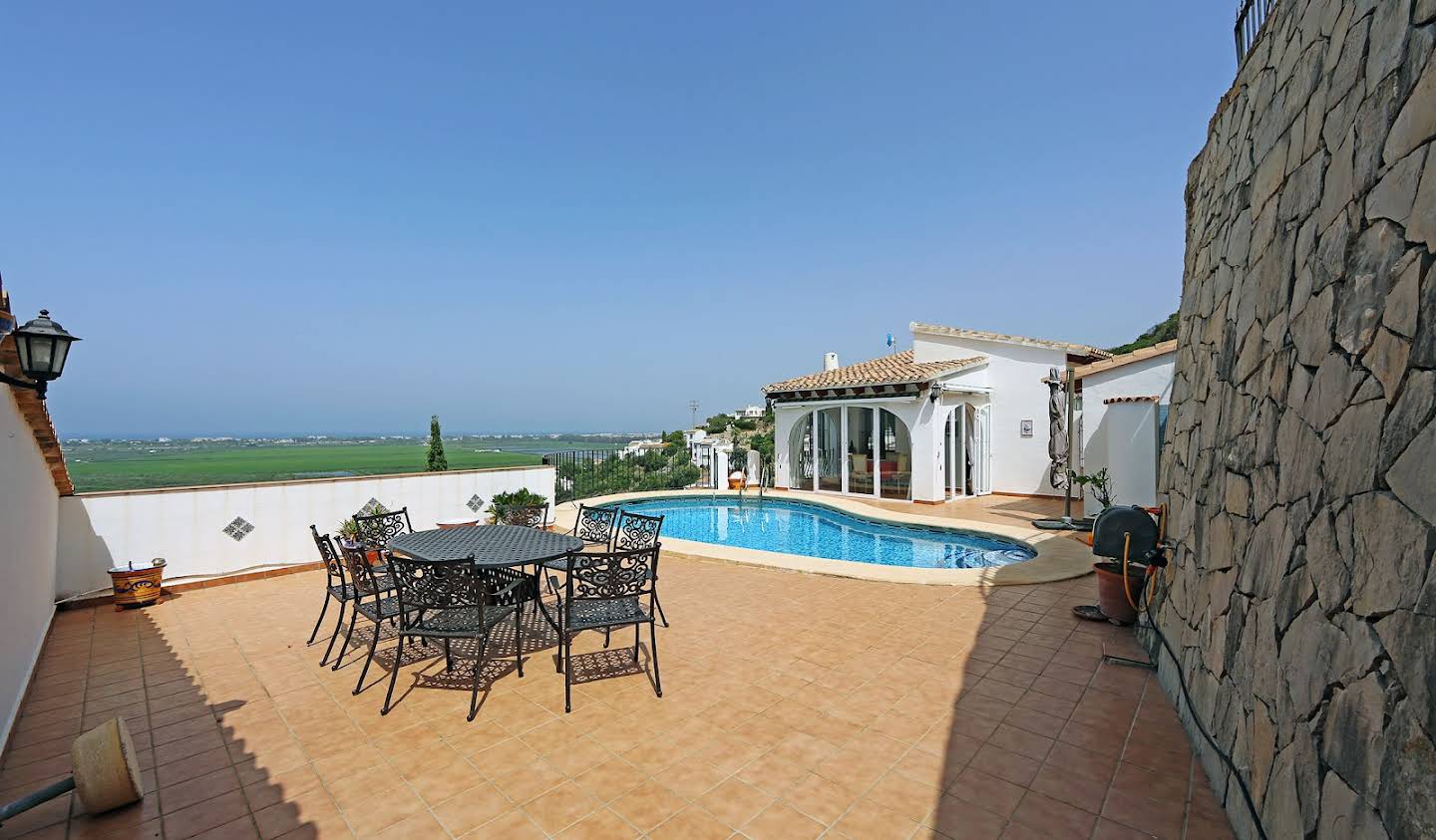 Villa avec piscine en bord de mer Dénia