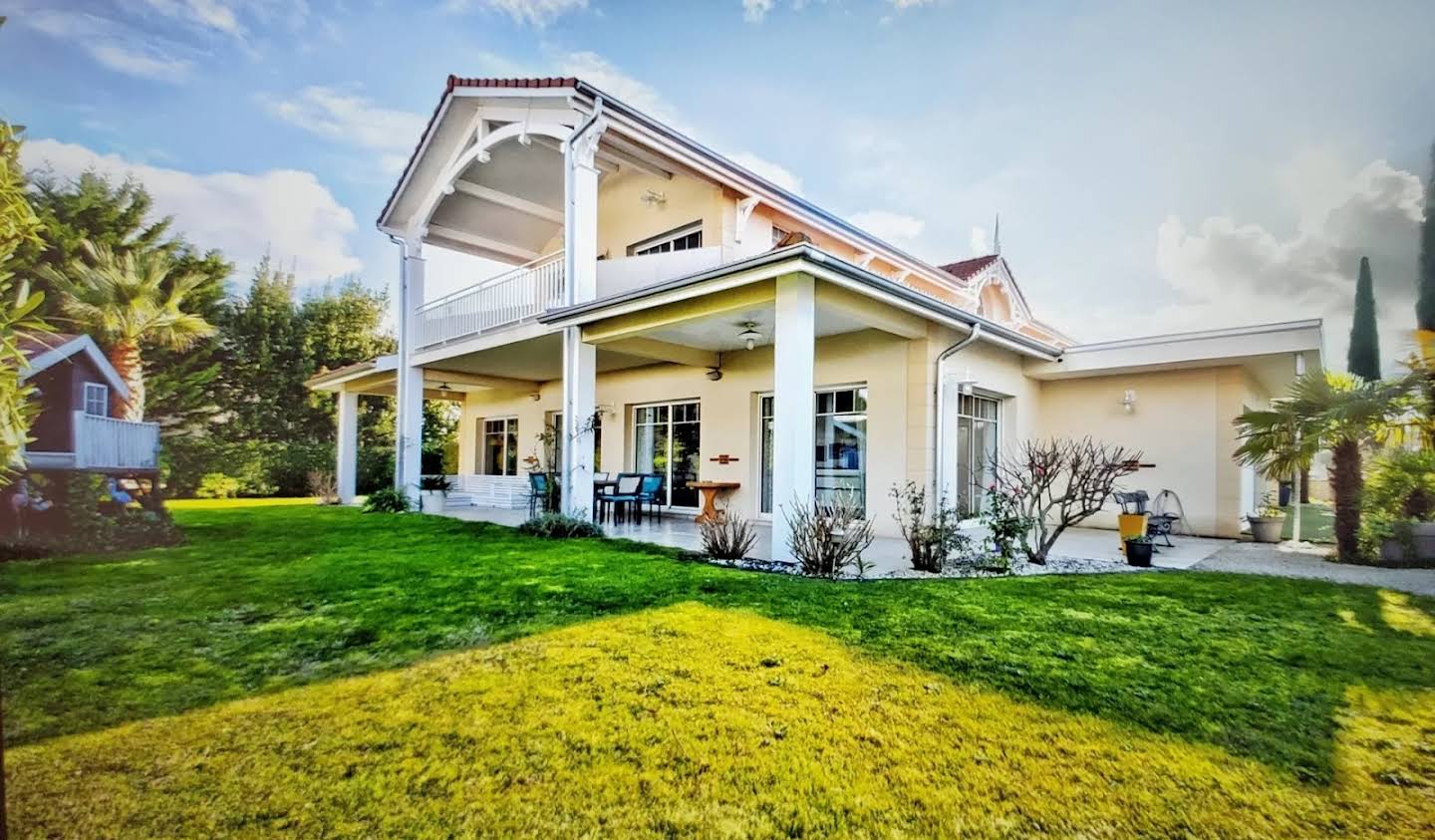 House with terrace Arcachon