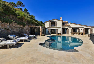 Villa with pool and garden 4