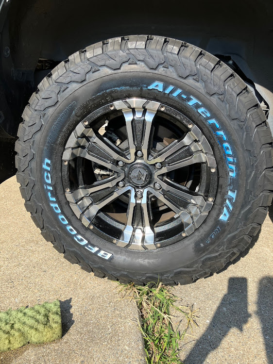 ランドクルーザープラドのプラドブラックエディション・プラドのある生活・タイヤ交換・BFGOODRICH・プラド150後期に関するカスタム事例の投稿画像1枚目