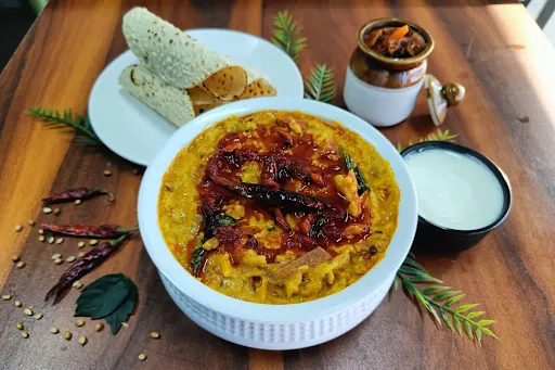 Tadka Dal Khichdi With Dahi And Pickle