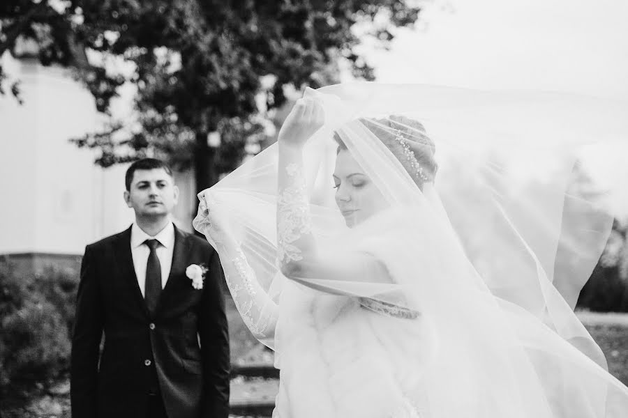 Fotógrafo de casamento Lyudmila Bodrova (bodrovalu). Foto de 1 de outubro 2016