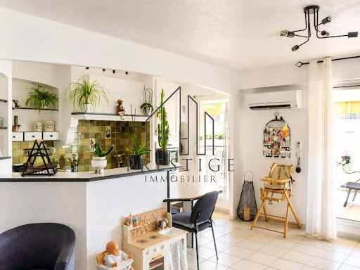 Open kitchen with bar and green plants - Prestige property for sale in Aubagne, 4 rooms, 3 bedrooms