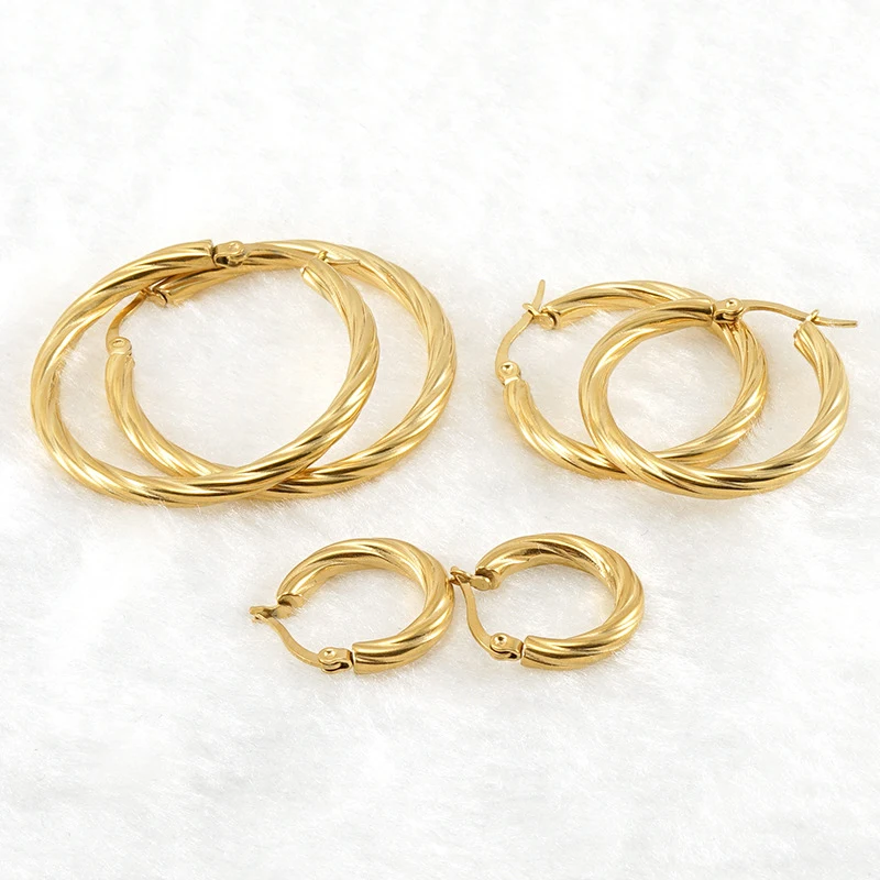 Brincos redondos de aço inoxidável 18K listrados, fivela redonda de aço titânio, moda versátil, para combinar com tudo e arrasar.