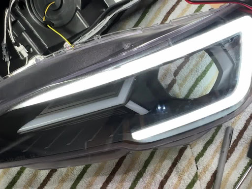 レヴォーグVM後期ヘッドライト　左右　殻割り