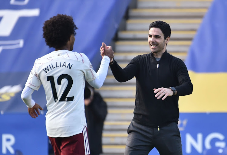 Arsenal manager Mikel Arteta celebrates with Willian after the match.