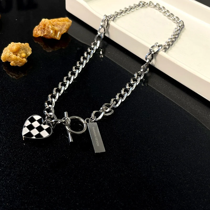 Zoete, coole schaakbord rooster liefde titanium stalen ketting. Unieke en stijlvolle ketting, perfect om je liefde te tonen. Een must-have!