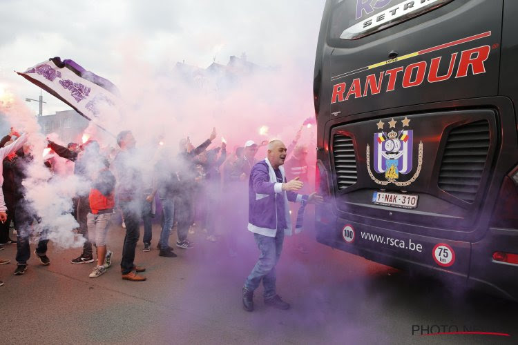 Chaos compleet: waterkanon stond klaar op Neerpede, spelersbus Anderlecht tijdje vast in Luik door ... gestolen nummerplaat