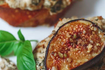 Fig Pistachio Goat Cheese Crostini