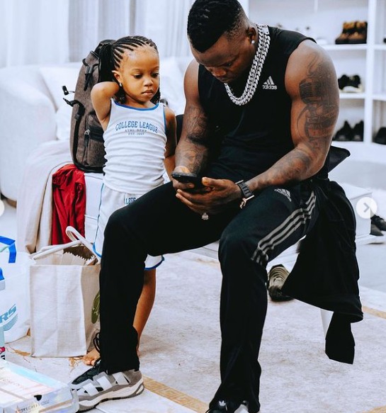 harmonize and his daughter hang out