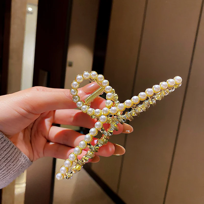 Pince à cheveux élégante coréenne en forme de clip de requin, coiffe pour femmes avec un tempérament unique, accessoire idéal pour des coiffures chics et faciles.