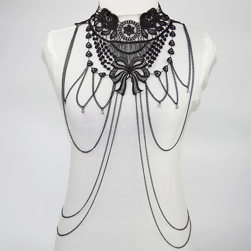 Sexy bikini met kanten ruches en body chains. Benadruk je figuur op het strand of bij het zwembad. Zorgt voor een onweerstaanbare look.