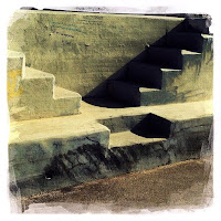   #igersitalia #instapic #ig_emiliaromagna #particolari #dettagli #cosavedonoimieiocchi #ontheroad #ombre #luci #scale #stairs #saliscendi #muri #wall #azonzo #aroundme #astrazioni #streetview #shadows di 