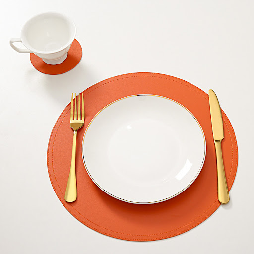 Title 8, Leder-Placemat-Tischgeschirr mit unterbrochener...