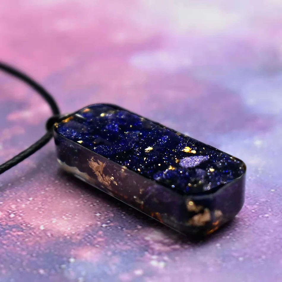 Pendentif en cristal de colle avec pierre de sable bleue. Un bijou unique pour l'harmonie et la sérénité. Bénéficiez de l'énergie apaisante.