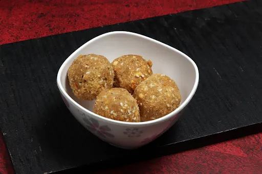 Bhuna Chana And Gur Laddu [4 Pieces]