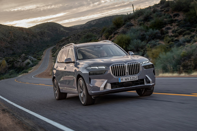 The 2022 BMW X7 sports a new set of horizontally split headlamps with the daytime running lights and indicators housed at the top and the standard adaptive matrix LED headlights at the bottom.