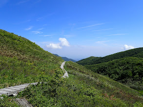 左に山荘への道