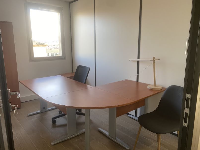 Location  locaux professionnels  20 m² à Luynes (13080), 930 €