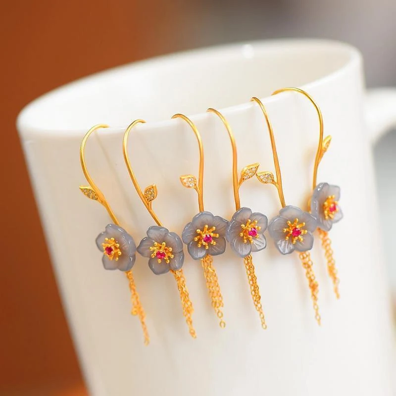 Pendientes chapados en oro con jade gris ahumado, pequeña flor, exquisita borla, temperamento clásico. Elegancia atemporal.