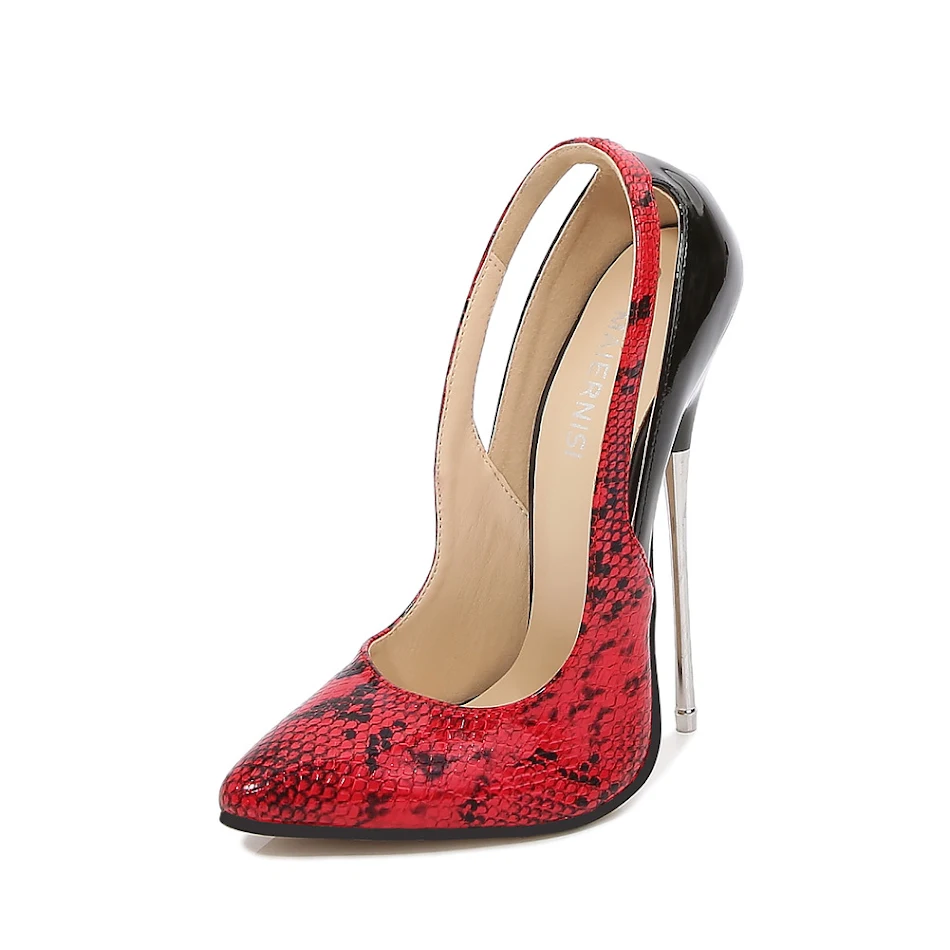 Salto alto stiletto com estampa de cobra e blocos de cores. Elegância e estilo para você arrasar em qualquer evento.