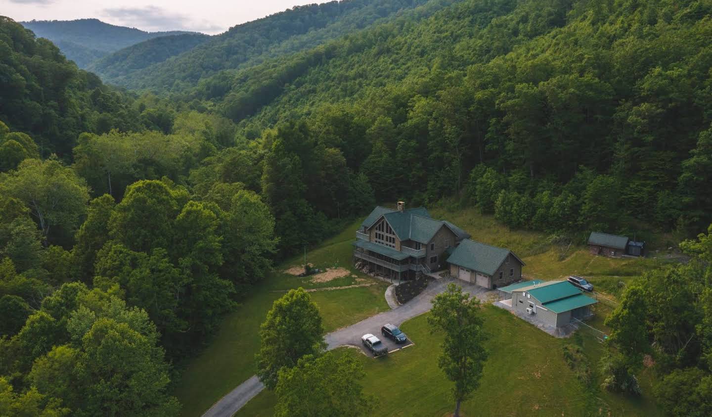 House with pool Huttonsville