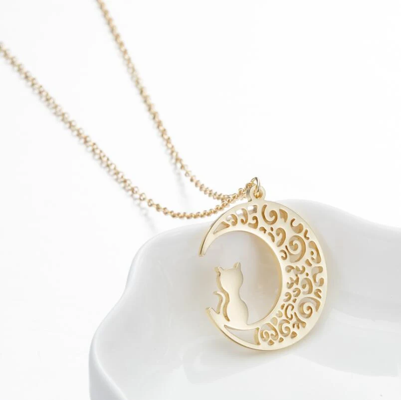 Collier de clavicule chat lune creuse, un bijou élégant pour sublimer votre décolleté. Un accessoire parfait pour une touche de fantaisie et de féminité.