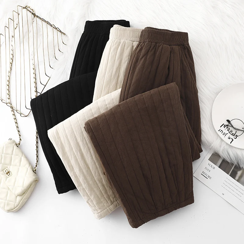 Pantalon décontracté matelassé tout-aller en coton à rayures creuses. Confort et polyvalence pour un look casual et tendance en toutes occasions.