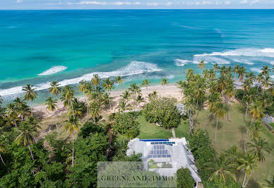 Seaside villa with pool and garden 14