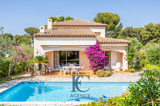 Luxury house for sale in Sanary-sur-Mer (83110) - Villa with pool and shaded terrace