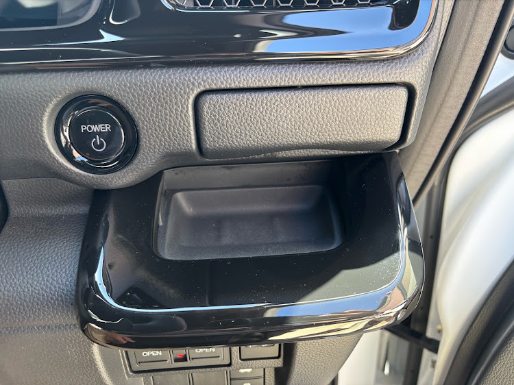 ステップワゴンのピアノブラックパネル・ピアノブラック統一・ドアノブ剥げ・愛車カスタムのコンセプトは？に関するカスタム事例の投稿画像3枚目