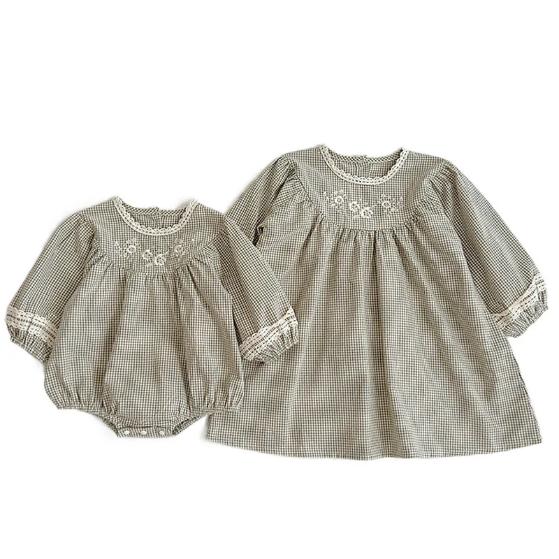 Baby-meisjes jumpsuit geborduurd met ruit, lange mouwen jurk, comfortabel en stijlvol, ideaal voor spelen en speciale gelegenheden.