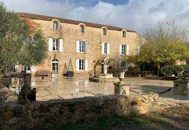 Propriété avec piscine et jardin 10