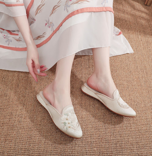 Title 11, Womens Mercerized Satin-Surface Embroidered Sl...