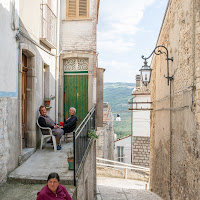 sedute davanti casa a chiacchierare di 