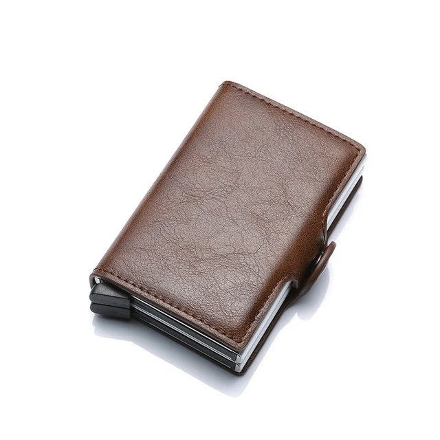 Porta-cartões de metal e couro para cartão de crédito. Compacto e resistente, protege seus cartões bancários com elegância e segurança.