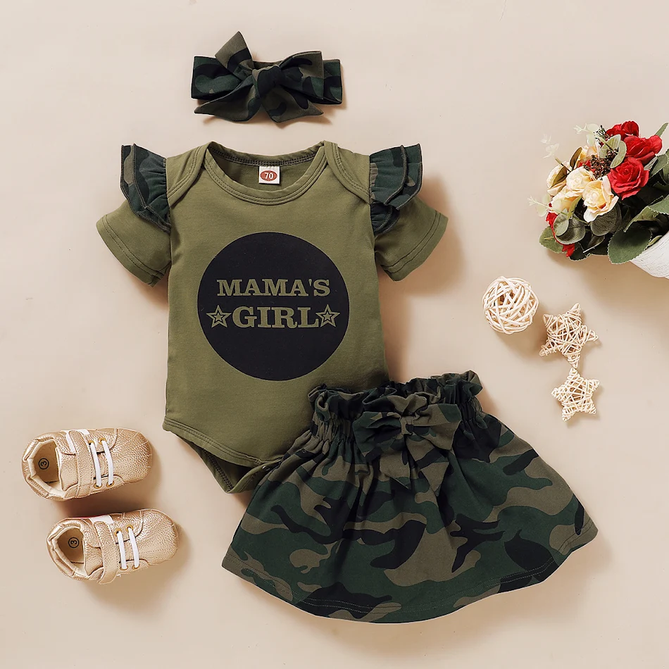 Ensemble fille, haut à manches courtes imprimé lettres et jupe camouflage trois pièces, pour un style tendance et décontracté.